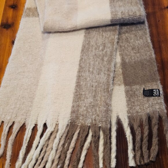Steve Madden Winter Scarf - Picture 7 of 7
